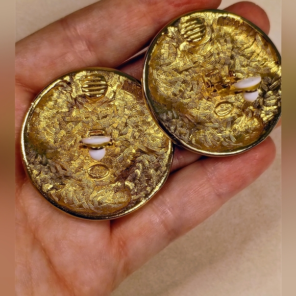 SOLD: Givenchy Vintage XL JUMBOS Clip-on Earrings - Picture 11 of 16